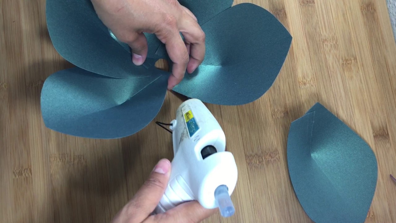 Giant Paper Flower tutorial, Cricut flower center, Giant paper flower instructions, DIY paper flower