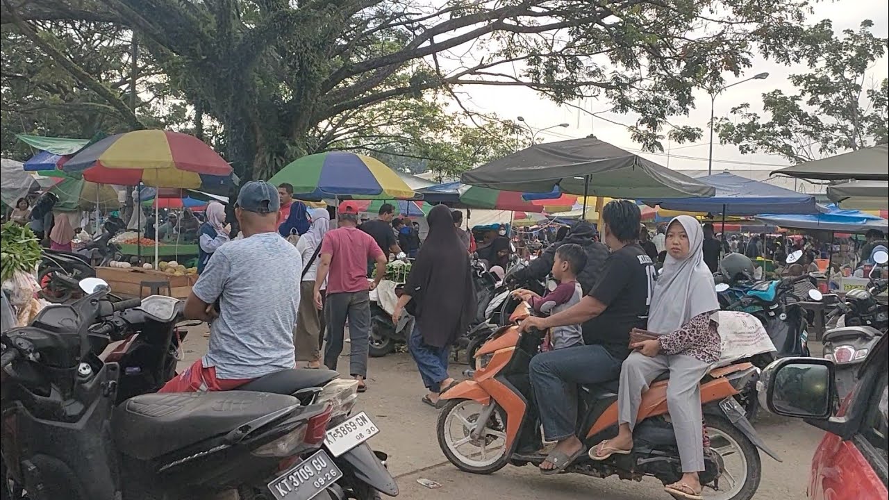 SUASANA RAMAI PASAR MENJELANG PUASA RAMADHAN 