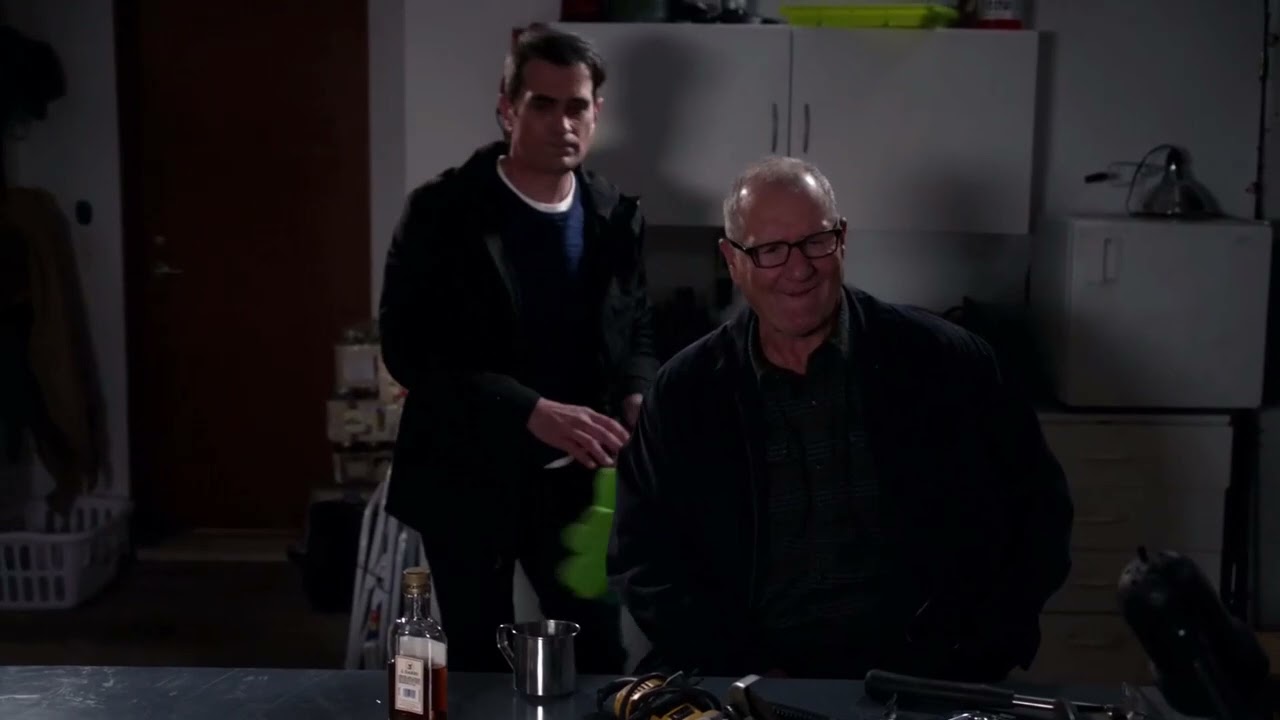 Irish Bar | Modern Family S07 E14