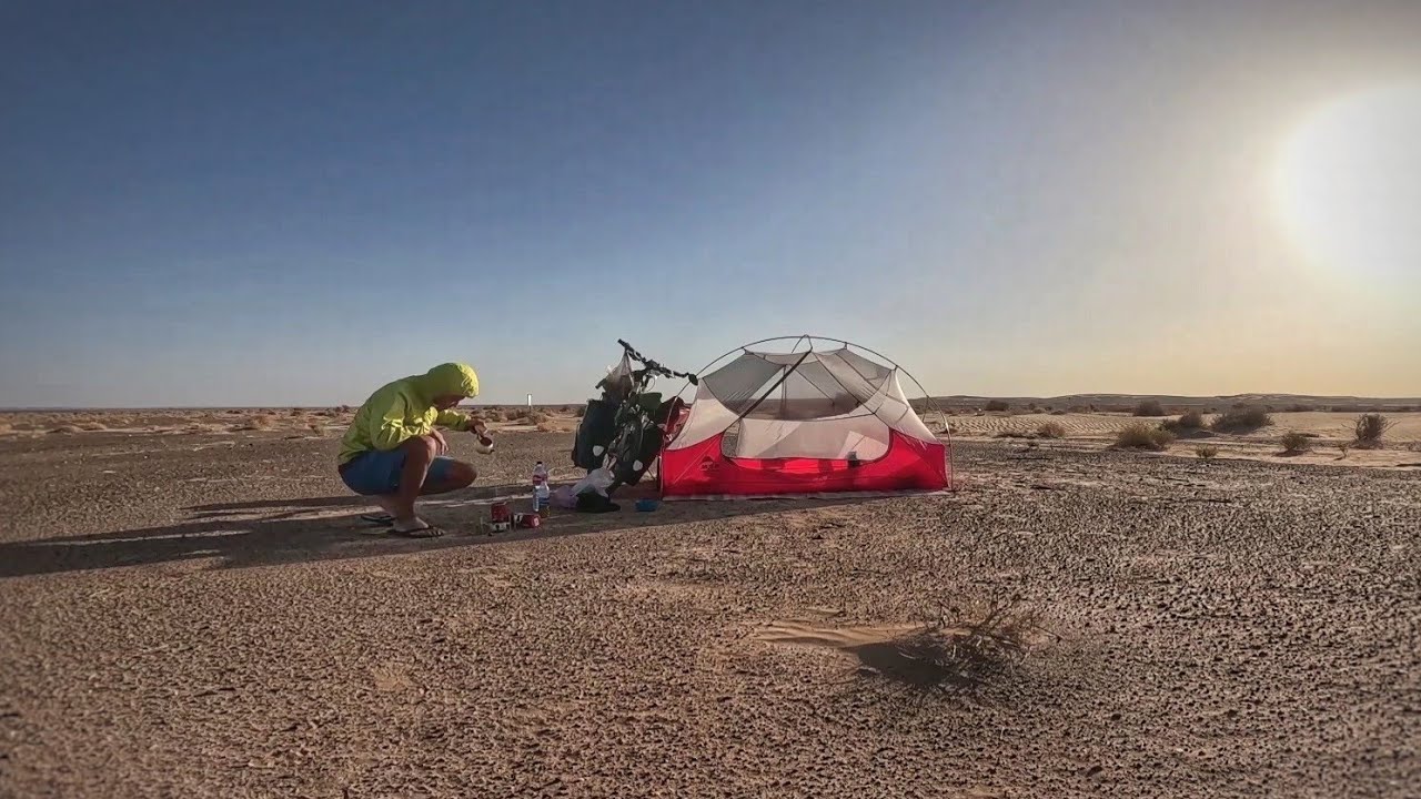 Vlog 207/ إلتقيت عائلة إسبانية مع أبنائهم 4 يسافرون بدراجة في صحراء 🇲🇦