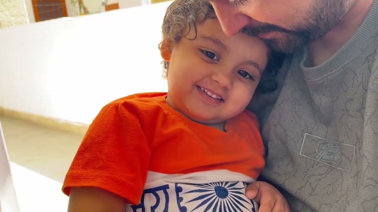 आर्या को नहीं बिठाना मम्मी को गोदी में 😄 