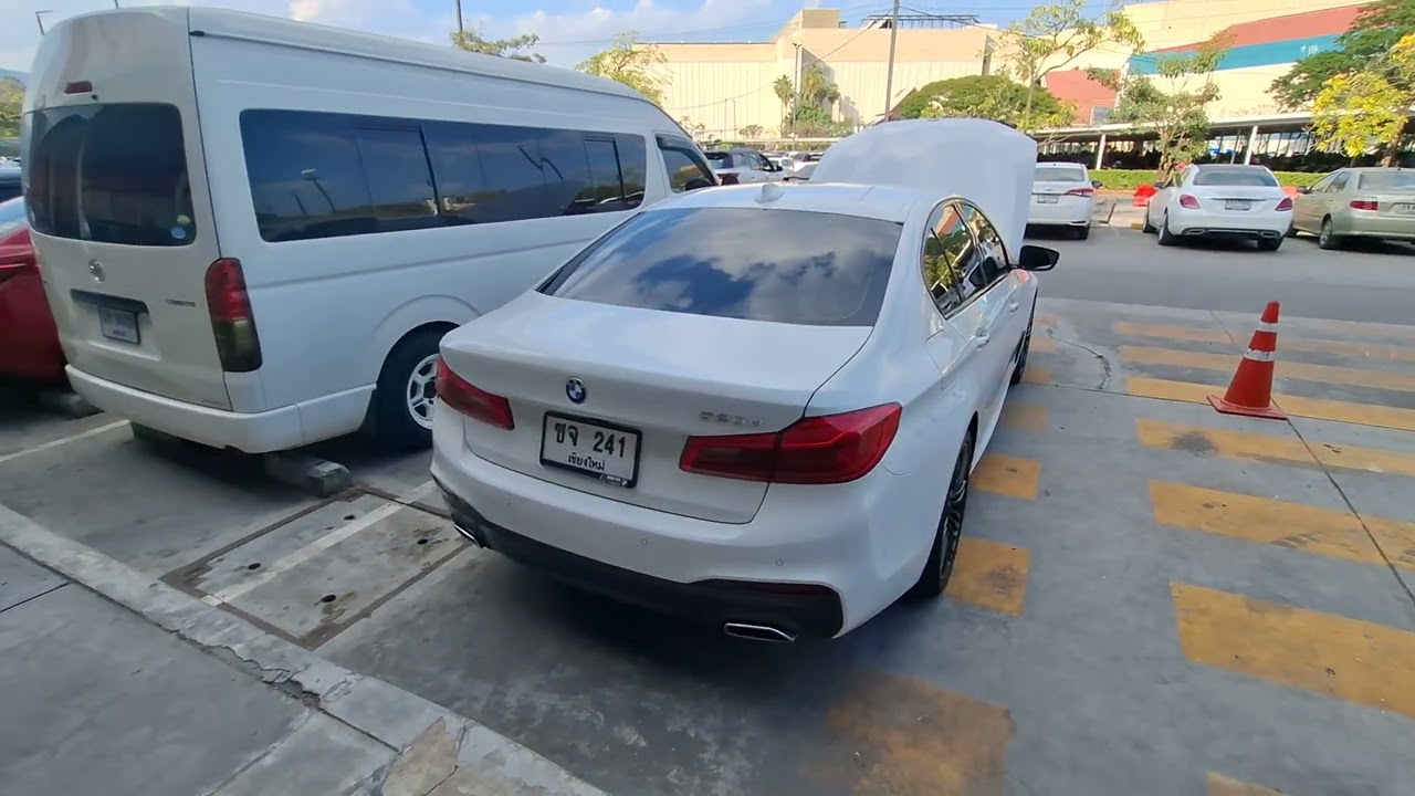 Припарковал машину, жду жену, сижу и расхваливаю BMW 502d G30 редактора.