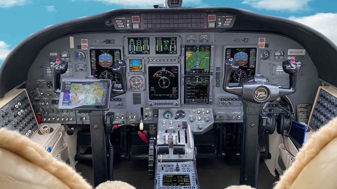 Citation 560 Encore with Garmin 750xi and UNS-1 LPV approach VNAV