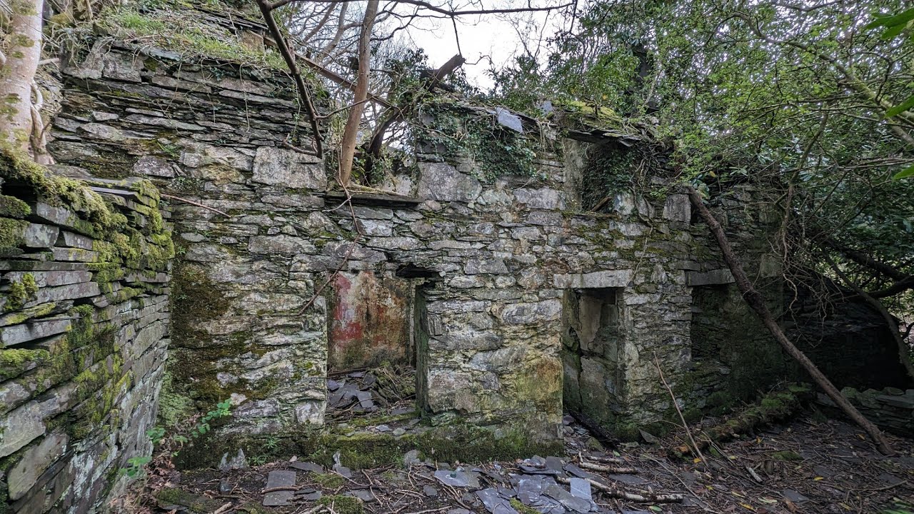 Exploring some old abandoned stables and farmhouse from the 1800's