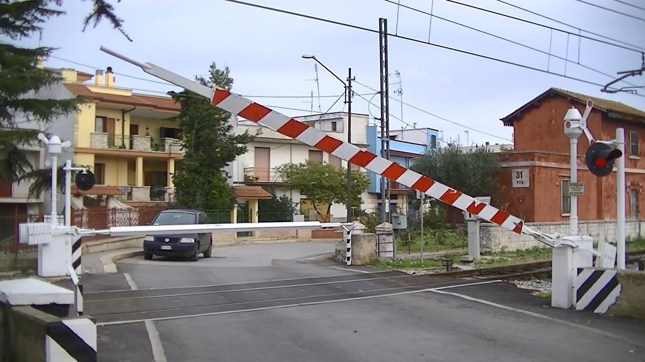 Spoorwegovergang Turi (I) // Railroad crossing // Passaggio a livello