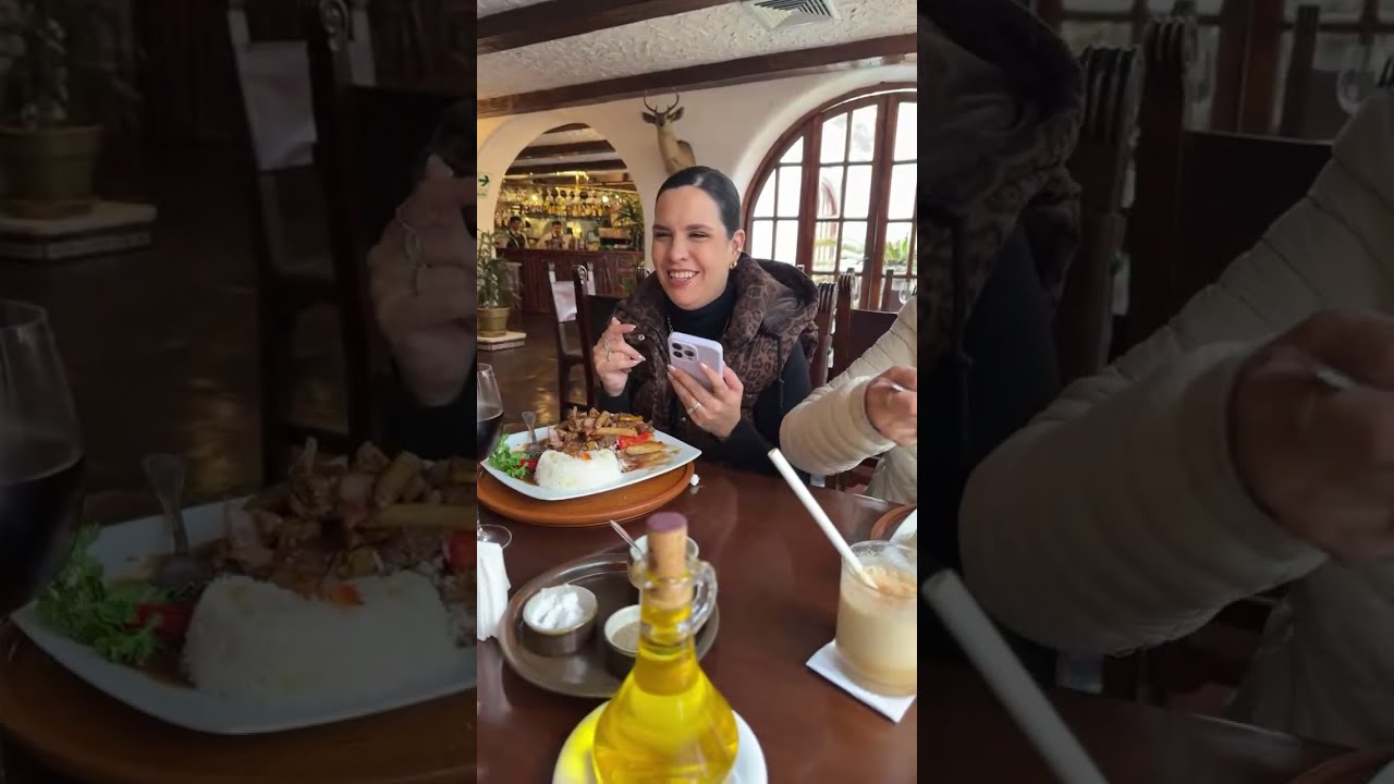 comiendo una rica comida peruana con mi madre