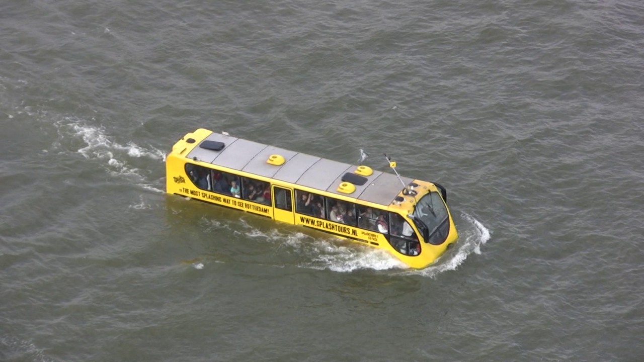 Splashbus in de Nieuwe Maas