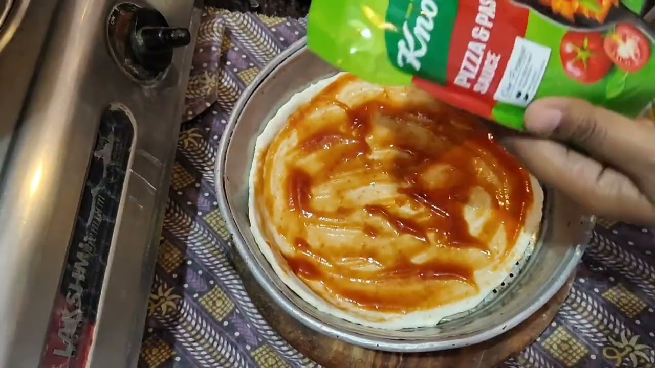  🍕 पिझ्झा बनवा घरीच अगदी परफेक्ट, कढईमध्ये बनवा..घरच्या साहित्यात बनवा 😋 पिझ्झा अगदी सोपी पद्धत...