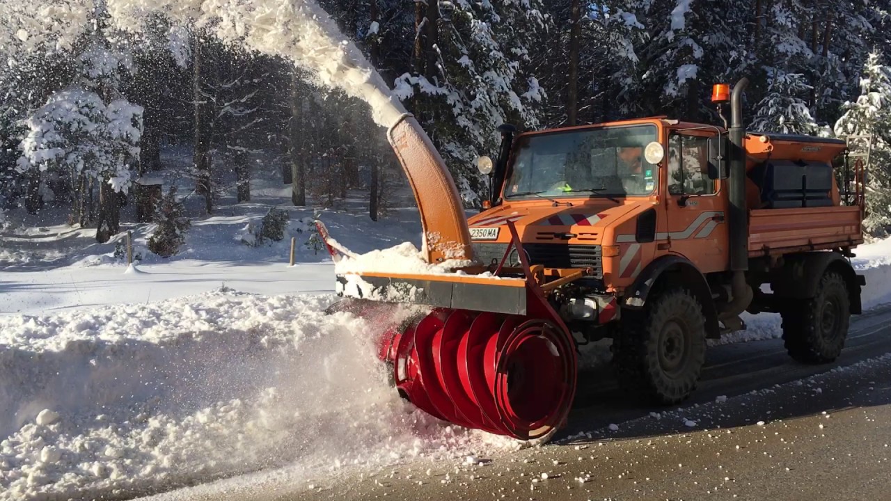 Mercedes-Benz Unimog U1450 and Schmidt snow blower in action