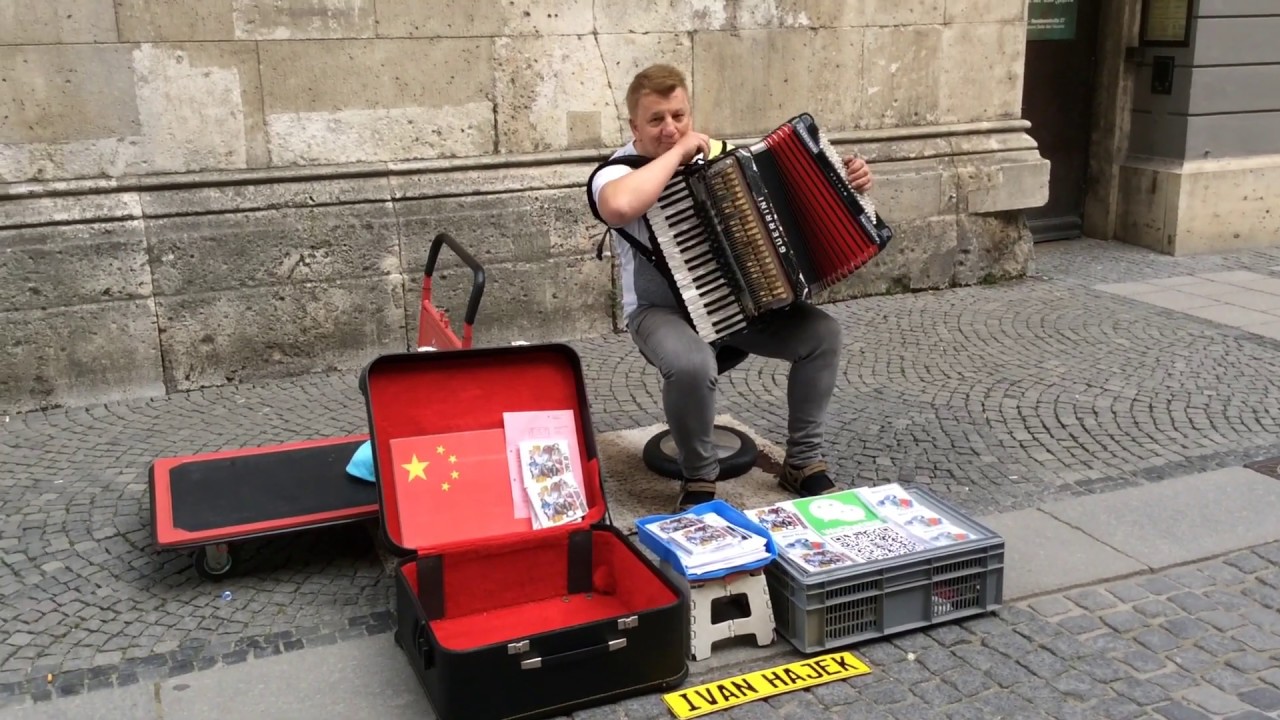 Street Music - Ivan Hajek, accordion in the heart of München