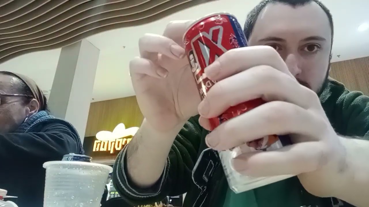 אוכל אוכל שהמלכה עשתה ושותה שתי פחיות של אקסל אחת בטעם משמש אפרסק ואחת בטעם פירות אדומים