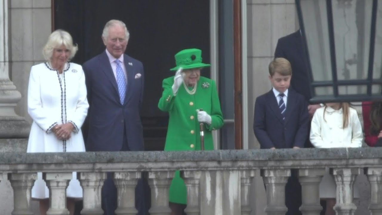 Jubilee: Queen Elizabeth II waves from balcony at Buckingham Palace | AFP