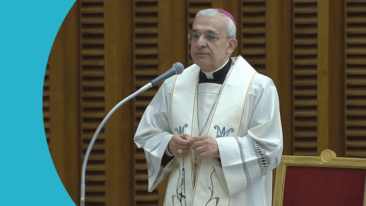 Mons Filippo Iannone prega il S. Rosario per Papa Francesco dall'aula Paolo VI