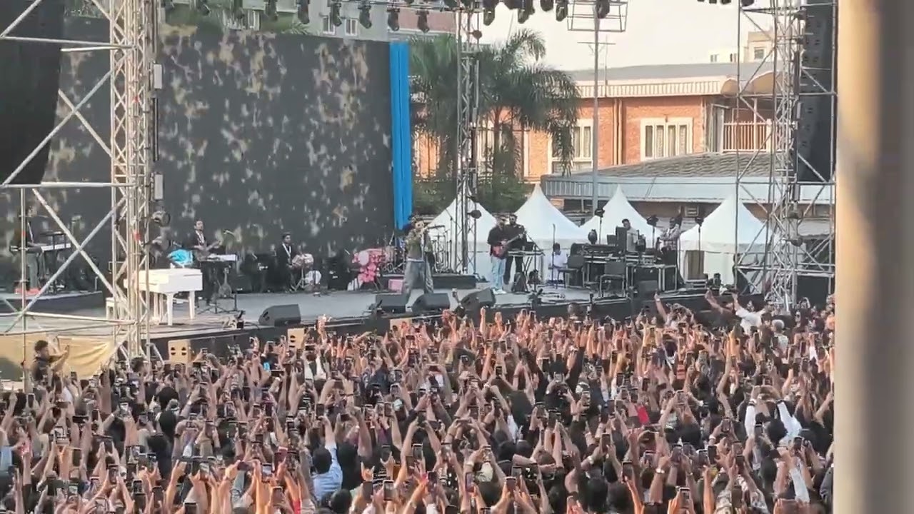 Goosebumps! Atif Aslam’s Grand Entry at AIUB Dhaka 🔥 Students Go Crazy | “Atif! Atif!”