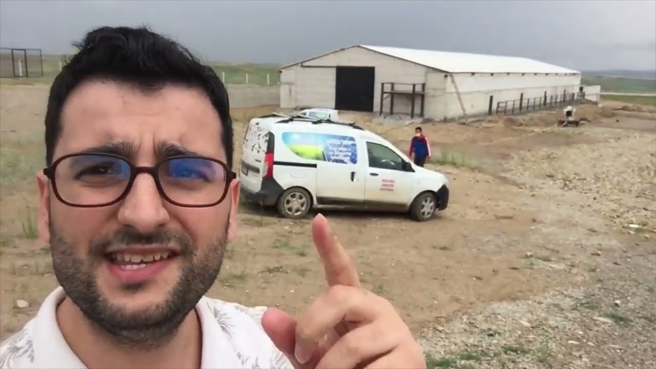 تركيب ألواح الطاقة الشمسية في المزرعة