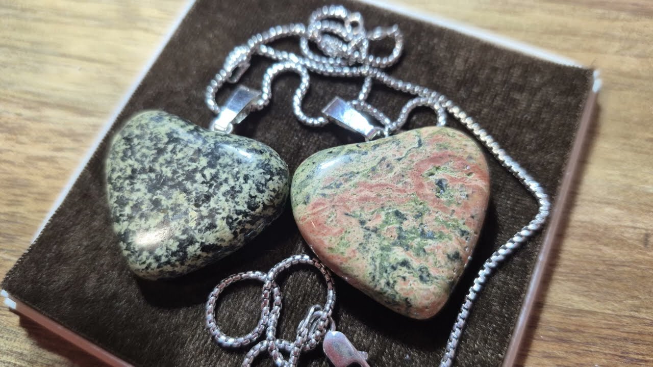 Riipuslenkkien kiinnitys itsetehtyyn kivikoruun. N&auml;ytt&auml;vin ja siistein tapa korukiven ripustamiseen.