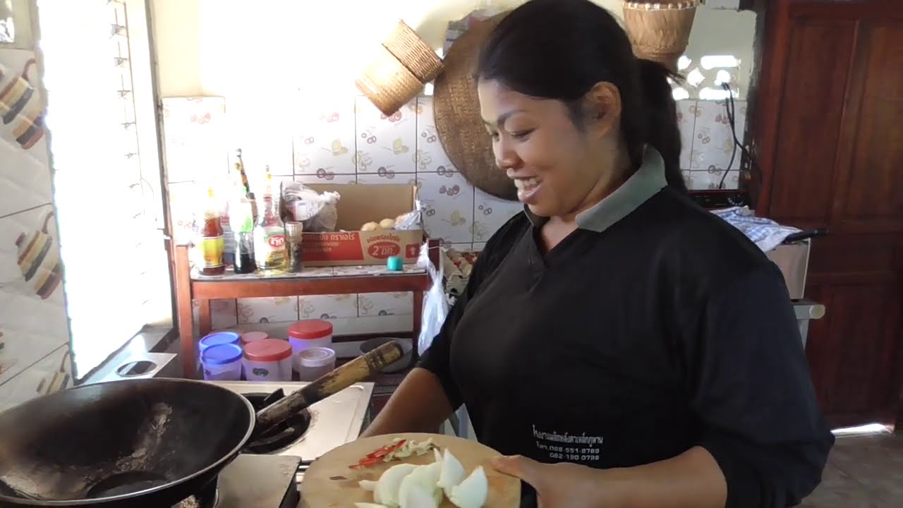 Thailand Ausgewandert. Uwes Frau kocht typisches Thai Reisgericht mit Ente. Pad Kra Pao Pet
