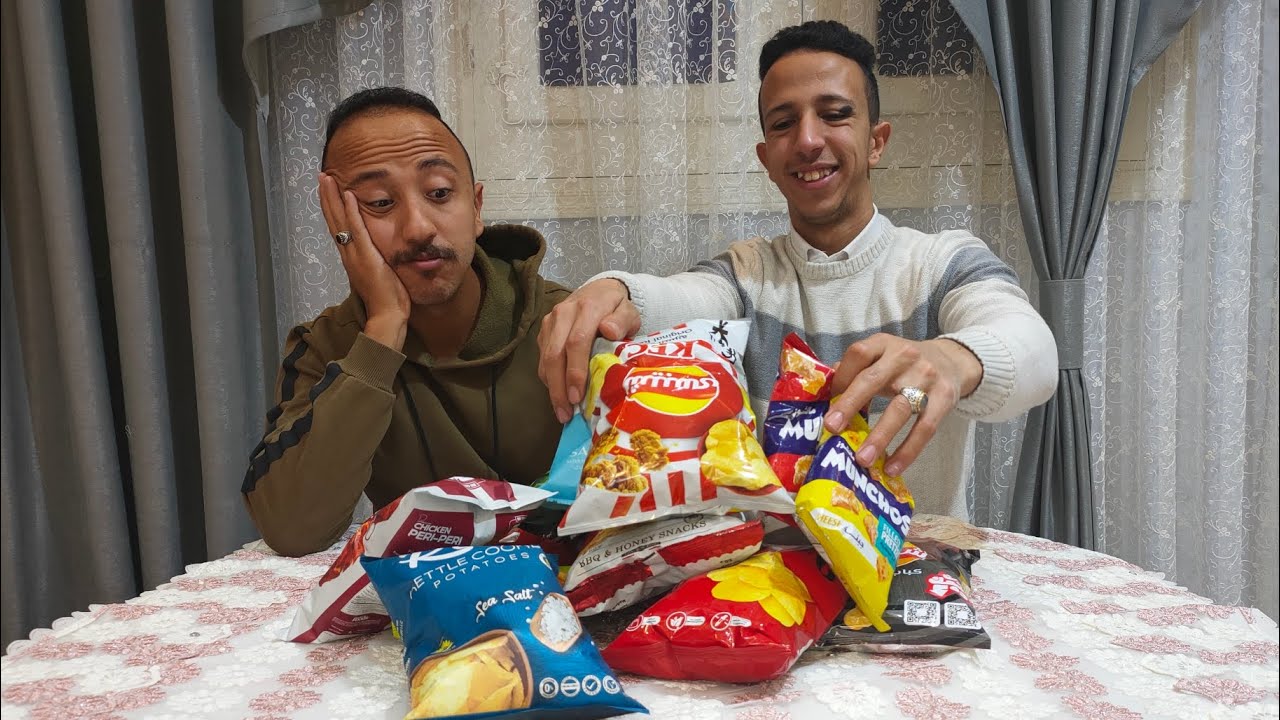 جربنا اطعام غريبه من بطاطس الشيبسي