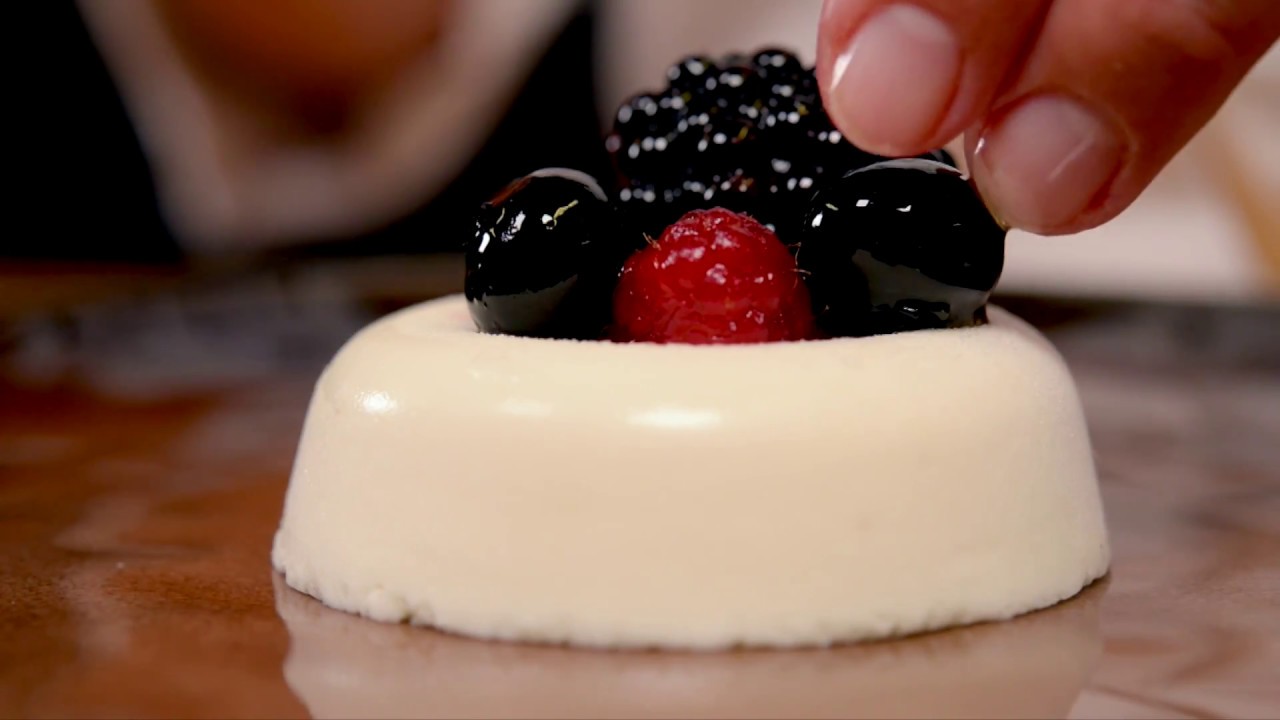 Bavarese al cocco con insalata di frutti rossi e olio EVO aromatizzato al limone Zucchi