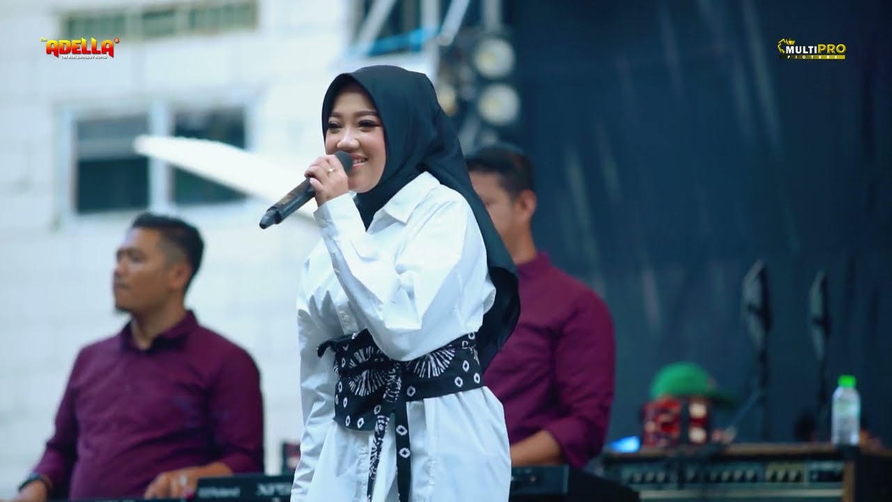 SHOLATUN BISSALAMIL MUBIN - ARNETA JULIA | OM ADELLA (RELIGI) LIVE CIKARANG BEKASI