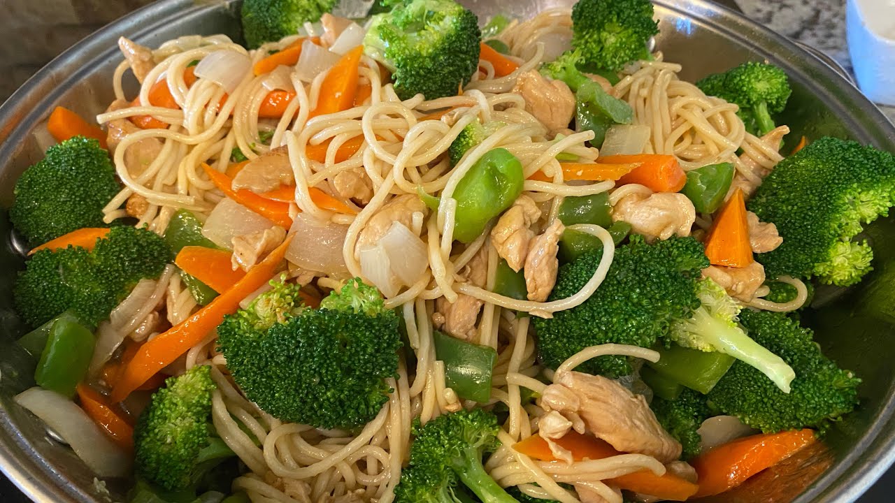 Pollo con espaguetis ,brócoli 🥦 zanahoria y cebolla (comida china)