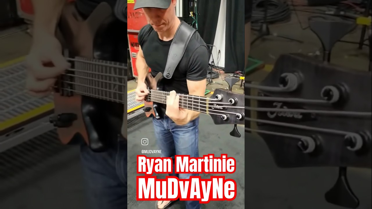 Ryan Martinie plays Bass #RyanMartinie #MuDvAyNe @mudvayne @MuDvAyNeOfficial
