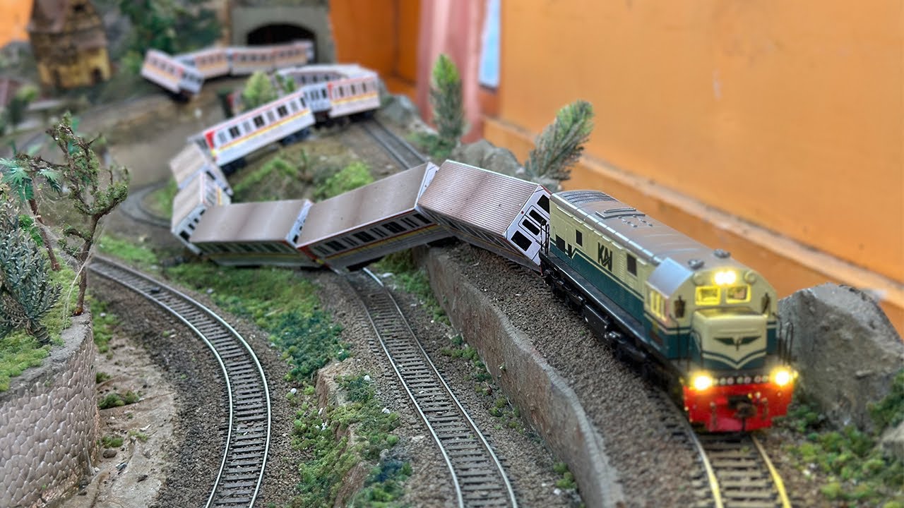 Kereta Api CC201 Vintage Anjlok Membawa 17 Gerbong Panjang Kereta KRL Sampai Terguling - Train Video