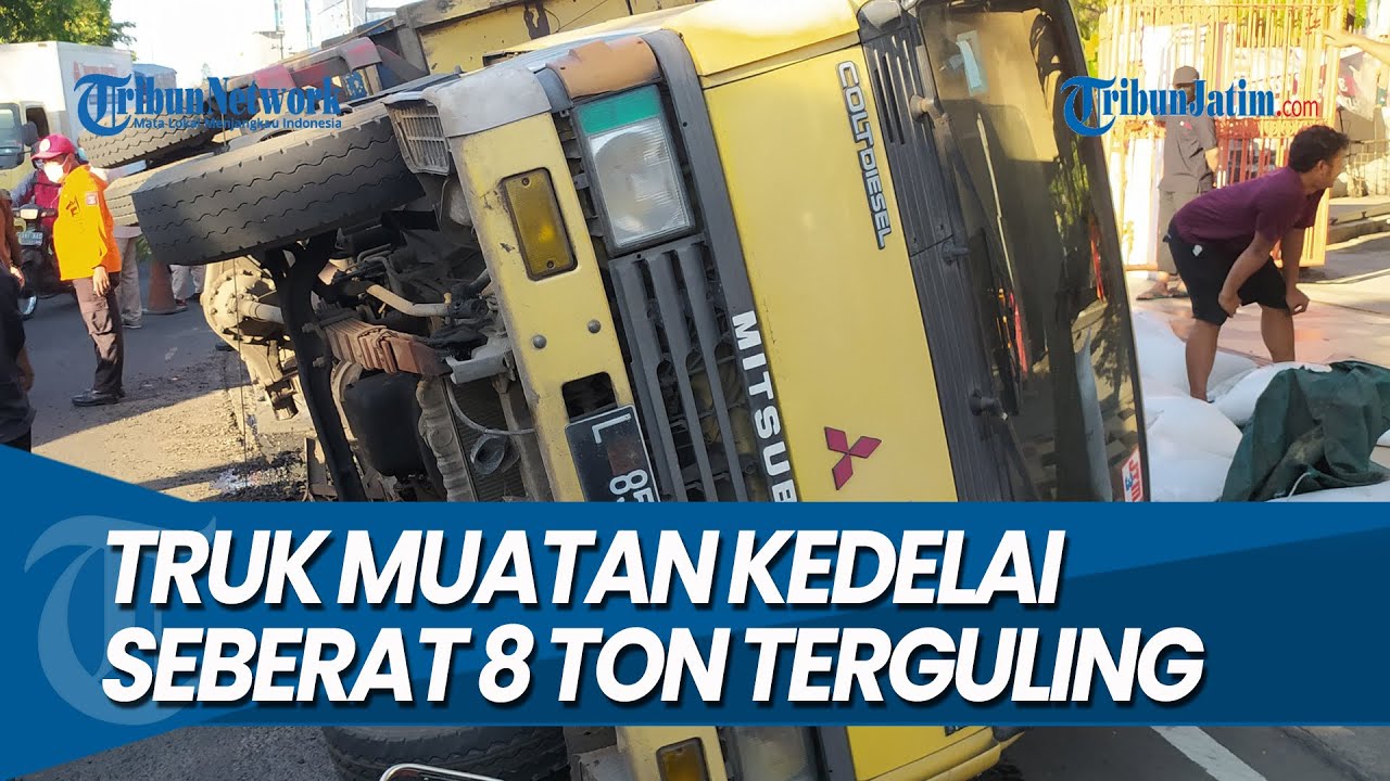 TRUK MUATAN KARUNG KEDELAI 8 TON TERGULING, di Jalan Jemursari Surabaya
