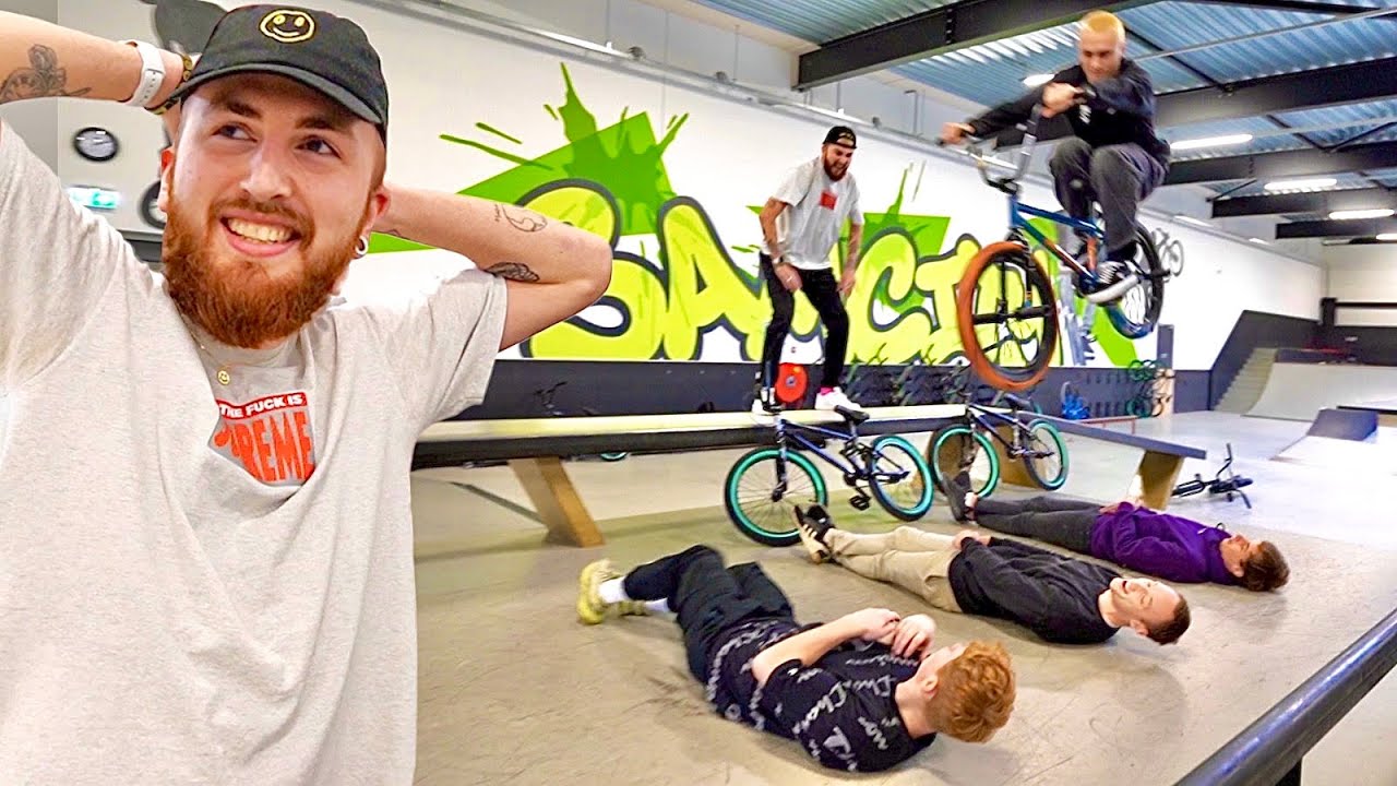 MET HET ZOOTIJE ONGEREGELD OP EEN SKATEBAAN... (Salto met BMX)