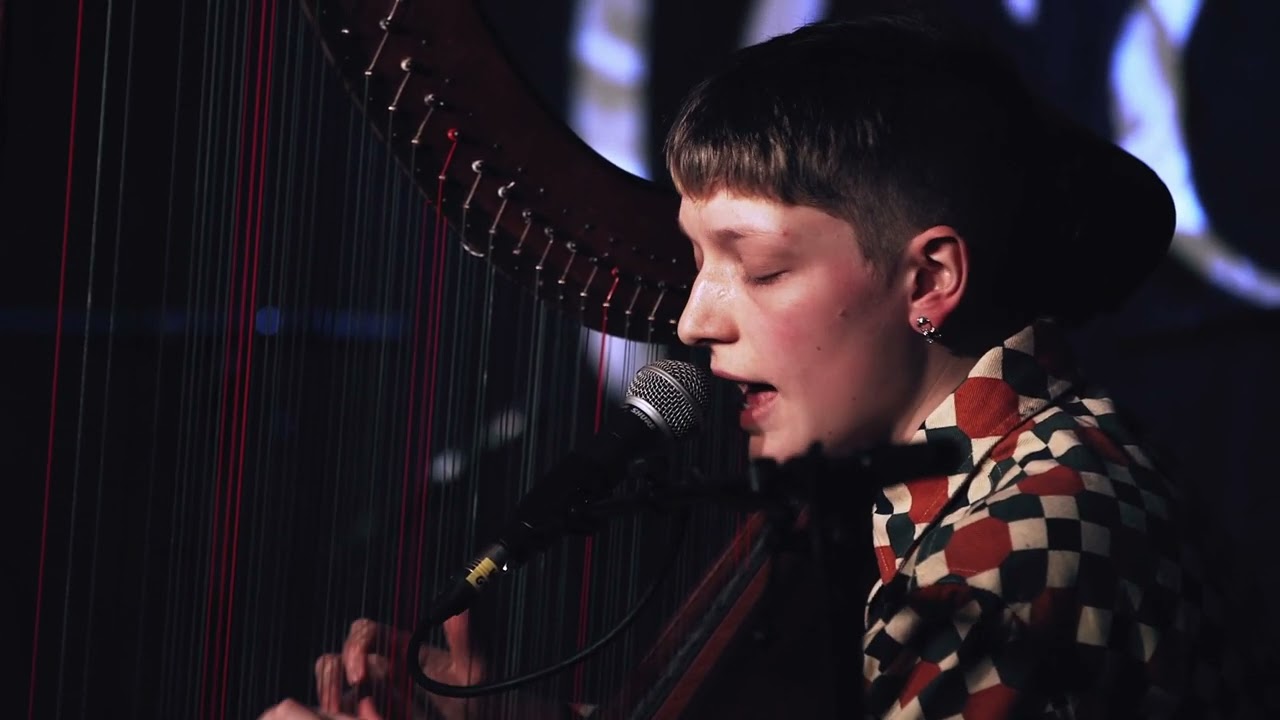 Comed 1858 - Cerys Hafana (yn fyw o / live from Showcase Scotland 2023)