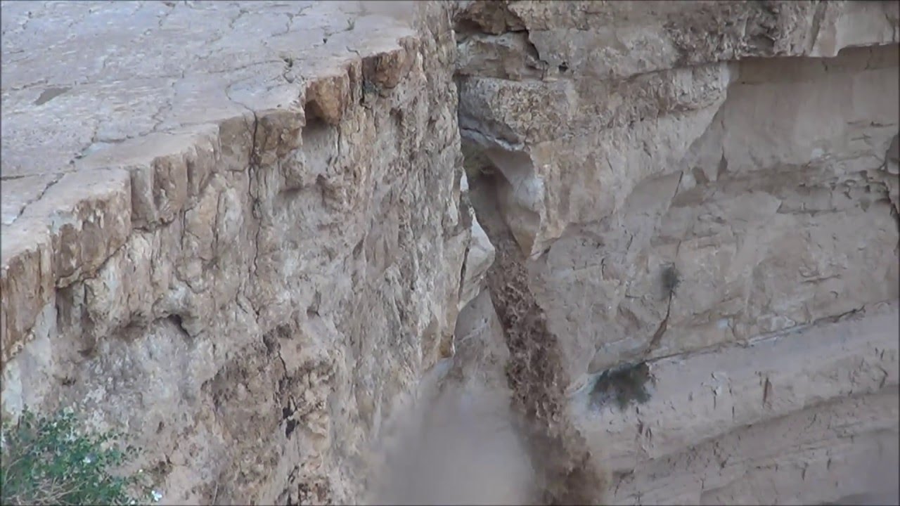 גל ראשון  בנחל חתירה 2016.    A flood is coming in Israel, Nahal Hatira