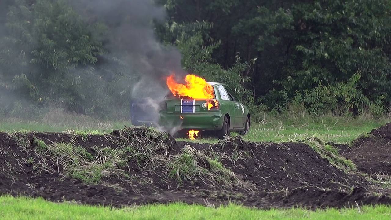 Stoppelfeld-Rennen Tostedt 2016 - Rennfahrzeug fängt Feuer