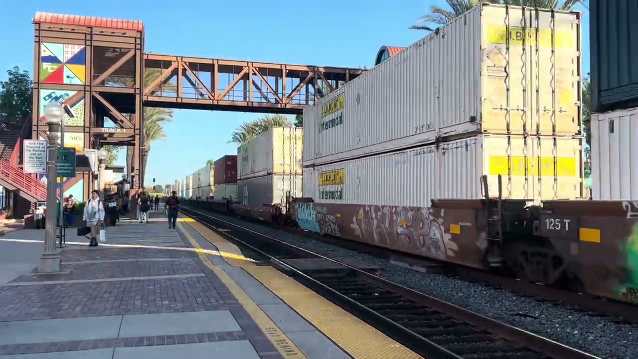 Bnsf 6667 leads out of Fullerton station on 12/27/25
