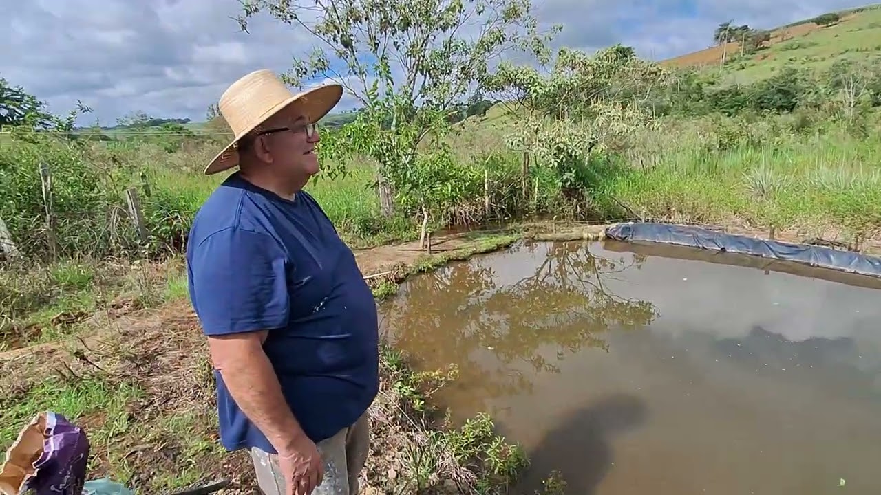 Sr. Osmar indo cuidar dos peixes 