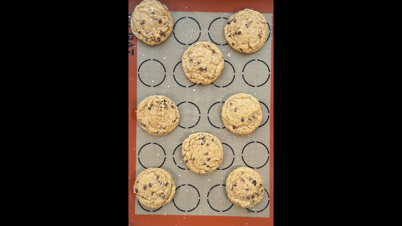 Chocolate Chip Heath Bar Cookies 😍#cookies #baking #chocolatechipcookies #shorts