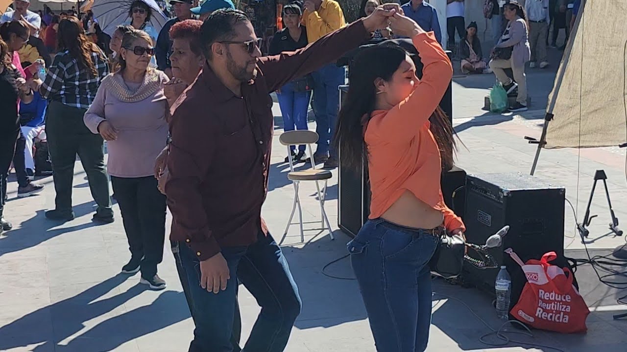 el muñeco con LOS DE JUÁREZ, ciudad Juárez.