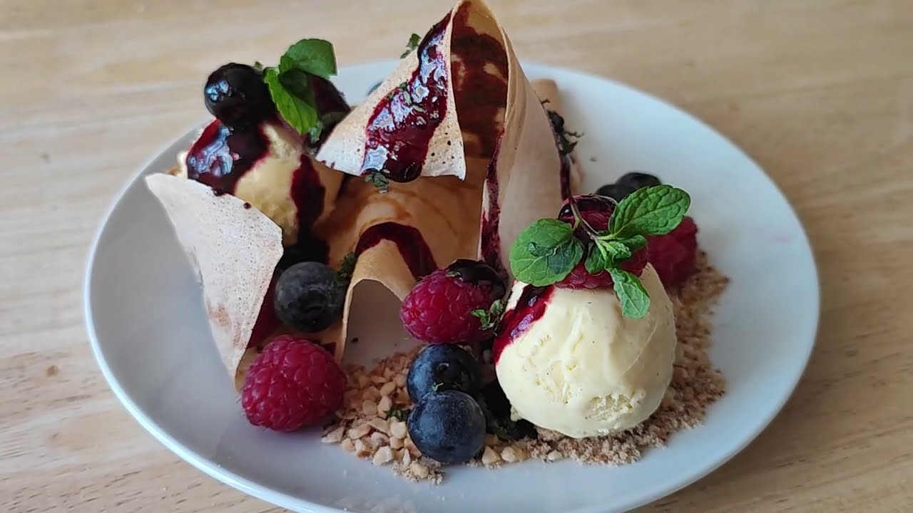 un merveilleux dessert aux fruits et a la glace vanille