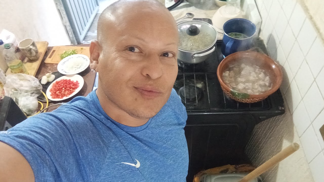 Preparando nuestra comida...y el hace arreglos a casa 🙏💋❤️🫂💕🌈