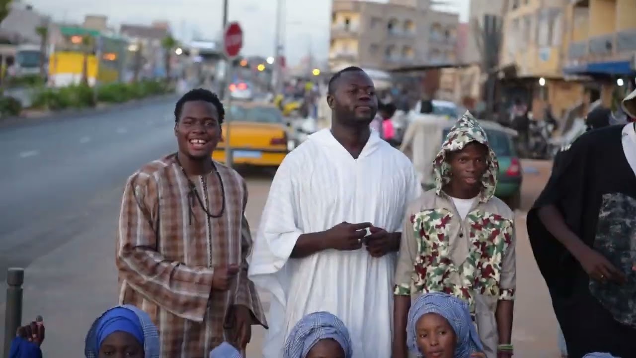 Buur Gueweul - Wadjlen Niou dem Touba ( Clip Official)
