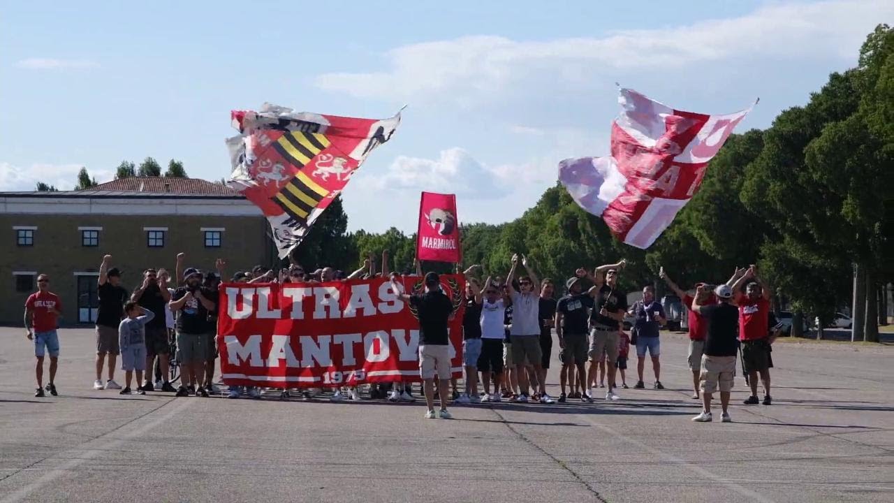 Il saluto degli ultras della Curva Te ai giocatori del Mantova prima dell'esordio in campionato