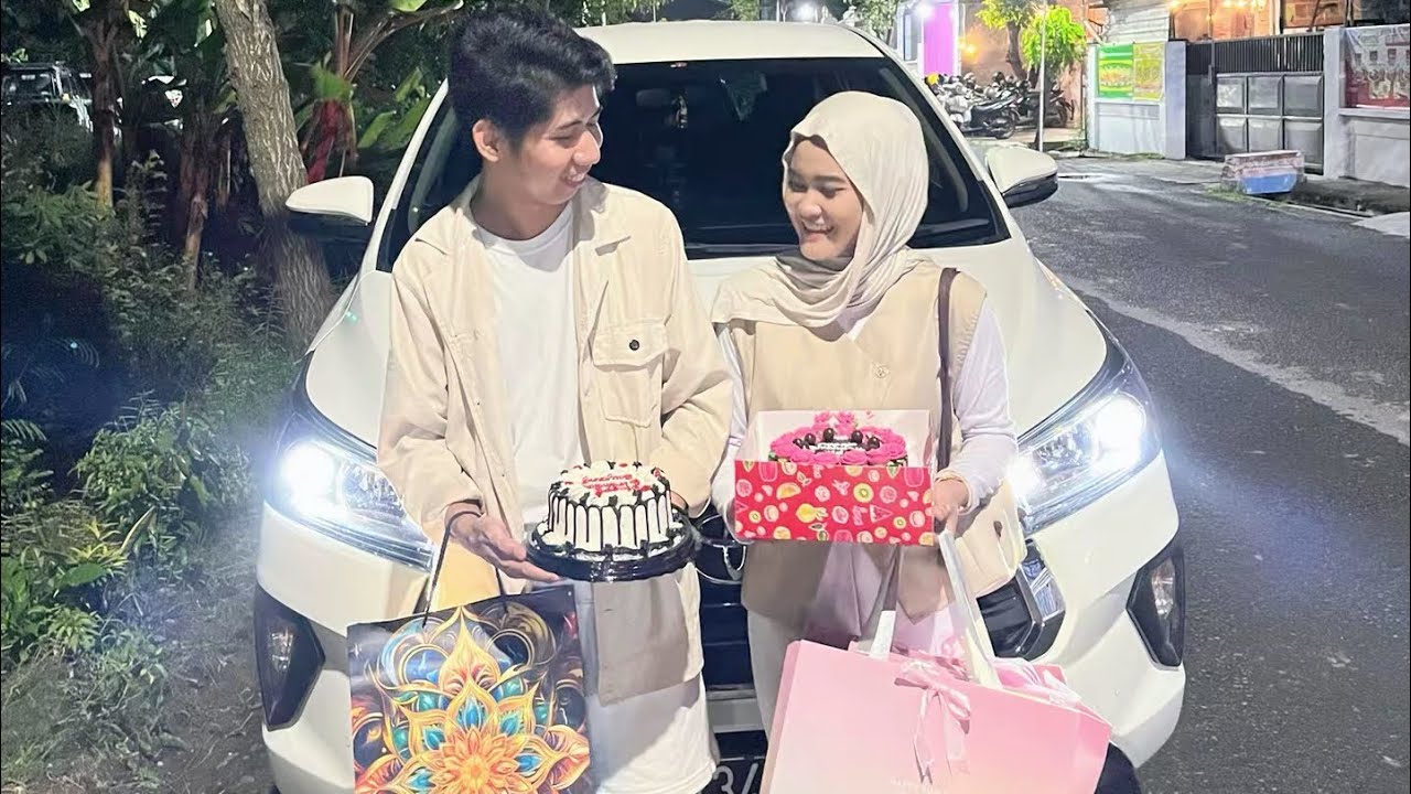 SAMA-SAMA BAWA SURPREIS!! TERNYATA MAS THONI JUGA BAWA CAKE AND GIFT UNTUKKU😍