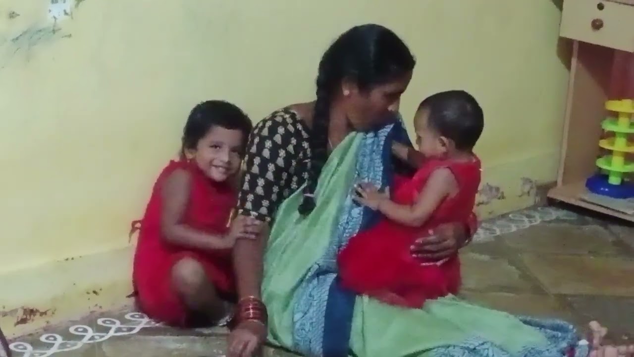 నానమ్మను విసిగిస్తున్న మనవరాలు బుజ్జగించే ప్రయత్నాలు చేస్తున్న నానమ్మ 