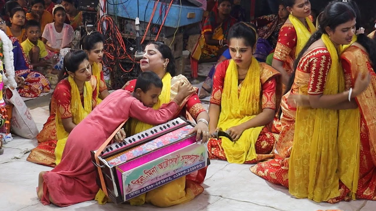 ছোট্ট শিশু চোখের জল ধরে রাখতে পরলো না
