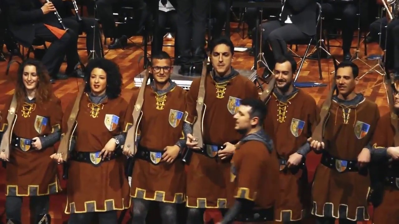 ARQUERS DESFILANT L'AMBAIXADOR CRISTIÀ AMB LA SIM I RAÚL BENAVENT