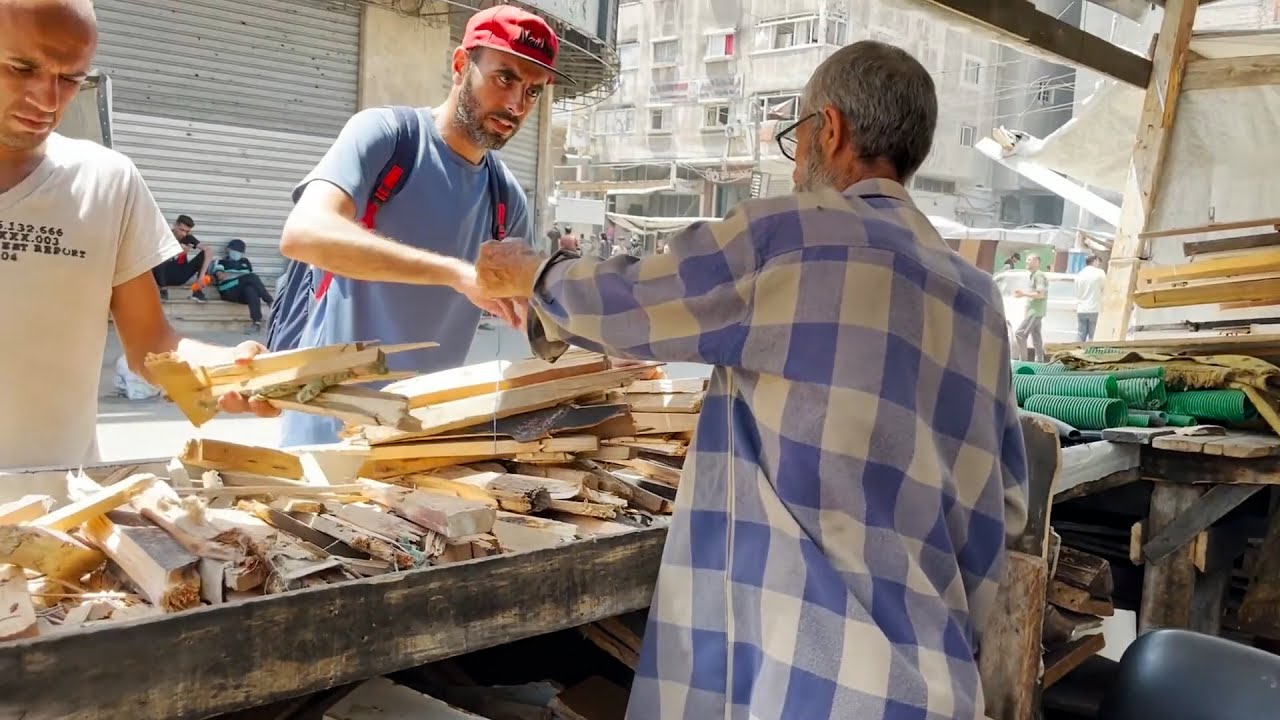 الحطب بديل الوقود مع استمرار العدوان والحصار الإسرائيلي على قطاع غزة