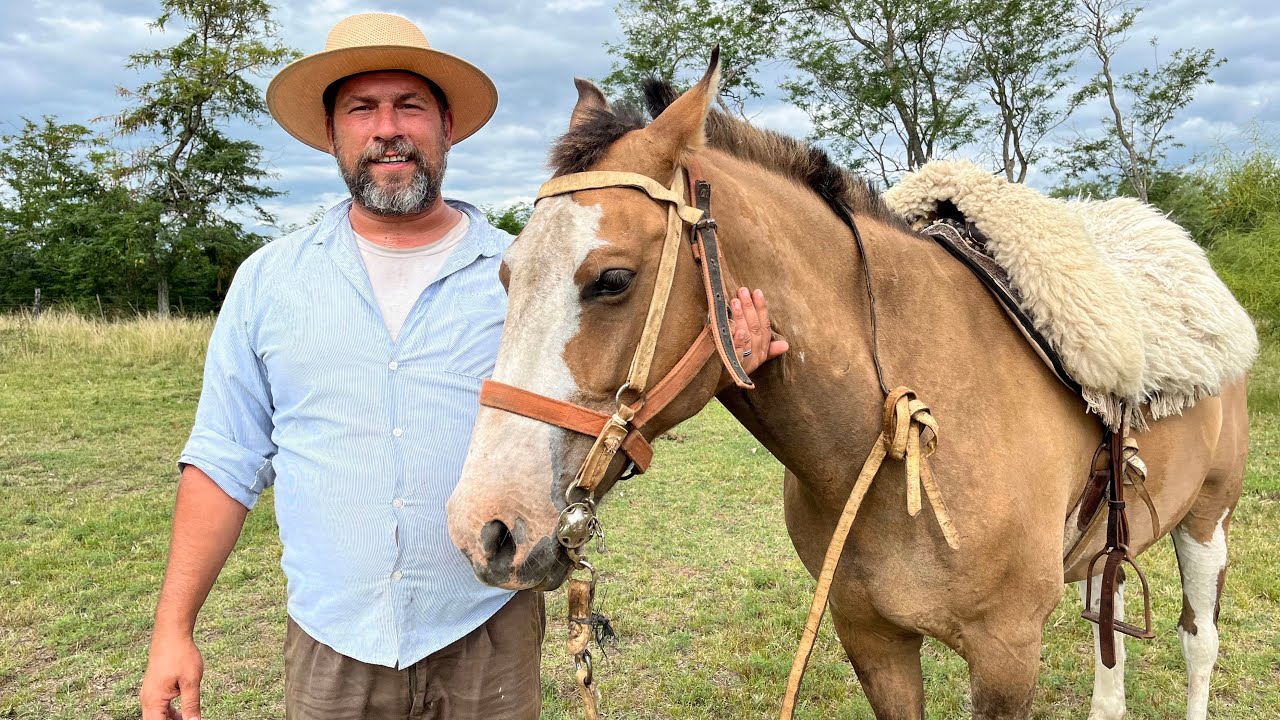 Dejó su departamento en la CIUDAD para VIVIR rescatando CABALLOS / Mercedes, Buenos Aires