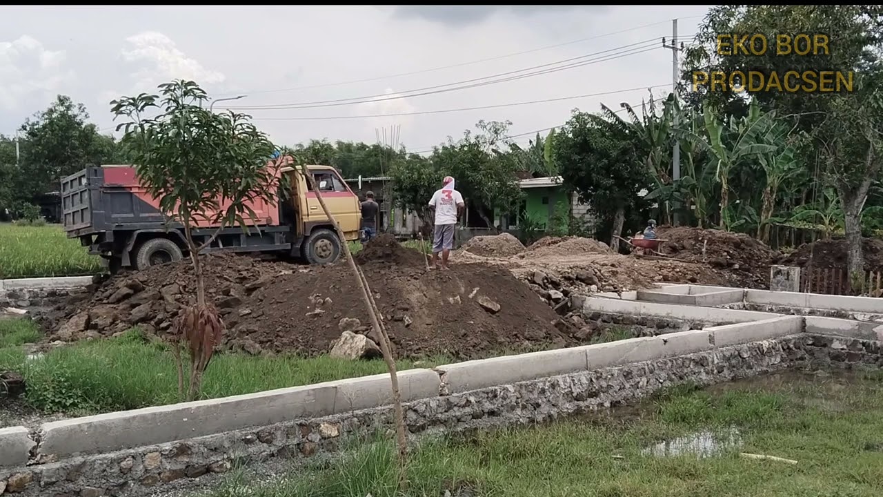ARMADA TRUK PROYEK MERAH PUTIH YANG AMBLAS DI LOKASI 
