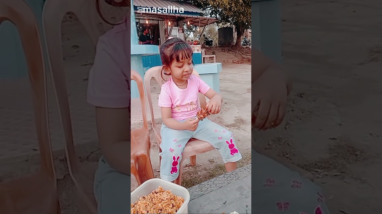 জাফনূন নদীর ধারে গিয়ে ইফতার করছে।