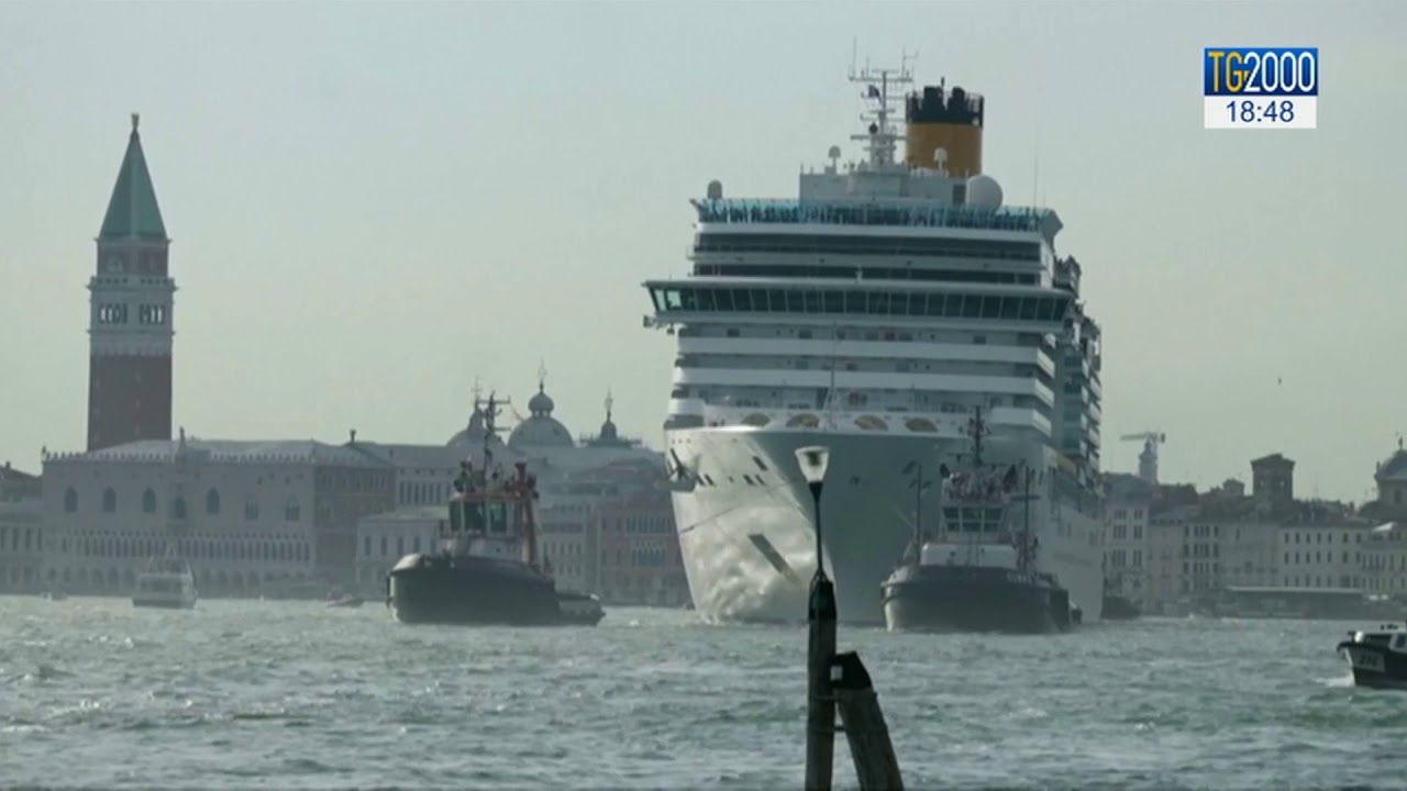 Venezia, nave da crociera rischia collisione con banchina. Sfiorata la tragedia