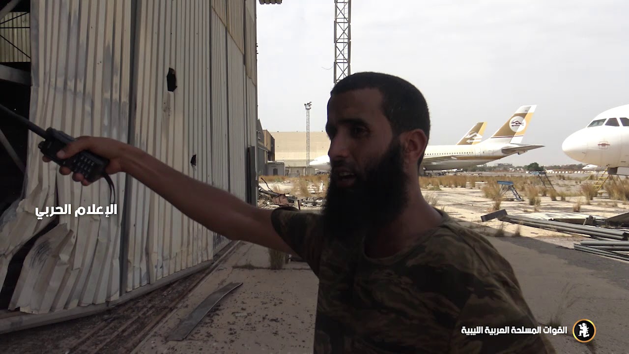مشاهد من داخل مطار طرابلس الدولي يظهر من خلالها ما خلفته مجموعات الحشد المليشياوي